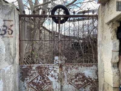 A pochi passi vi � poi un cancello consunto �incoronato� da uno pneumatico che chiude l�accesso a un giardino incolto. Vi lavorava un gommista, ma oggi � una discarica a cielo aperto